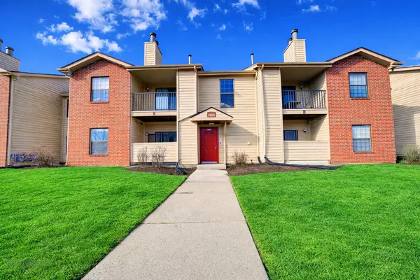 1955 N Hicks RD #105, Palatine, IL 60074