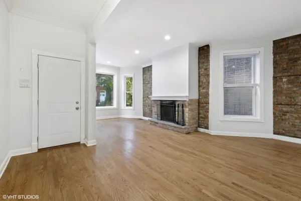 862 W Newport AVE #1, Chicago, IL 60657