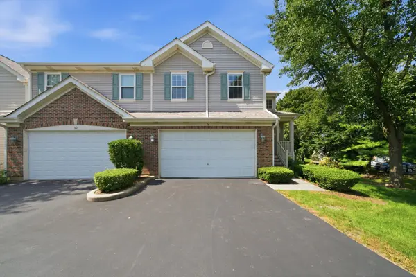24 Stonegate LN, Streamwood, IL 60107