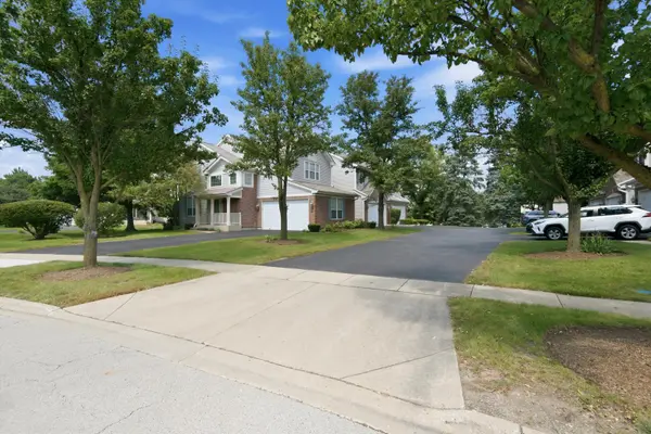 24 Stonegate LN, Streamwood, IL 60107