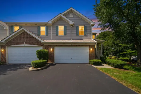 24 Stonegate LN, Streamwood, IL 60107