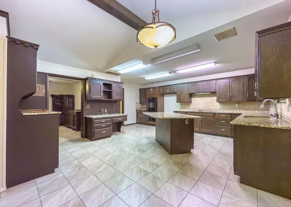 1109 Sherwood RD, Clinton, OK 73601