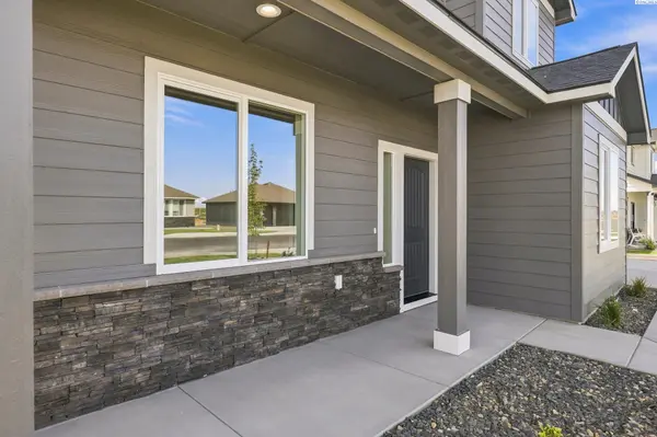 8806 Dusty Maiden Dr, Pasco, WA 99301