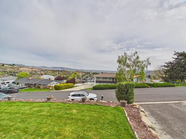 106 N 12th St, Selah, WA 98942