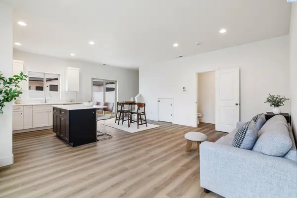 1074 S Underwood Pl, Kennewick, WA 99337