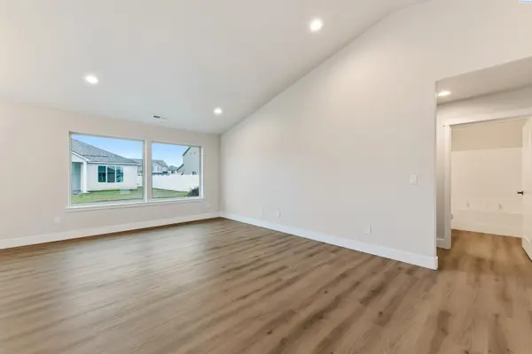 401 Glenwood Ave, Grandview, WA 98930