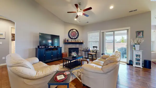 1311 Platinum Place, West Richland, WA 99353