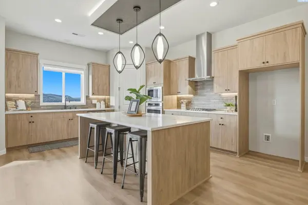 867 Thebes Street, West Richland, WA 99353
