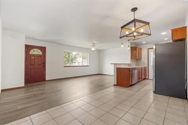 216 Deangela Dr, Grandview, WA 98930
