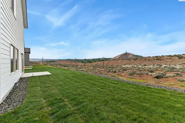 10490 W Clearwater Dr, Kennewick, WA 99336