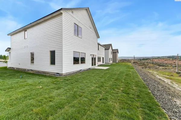 10490 W Clearwater Dr, Kennewick, WA 99336