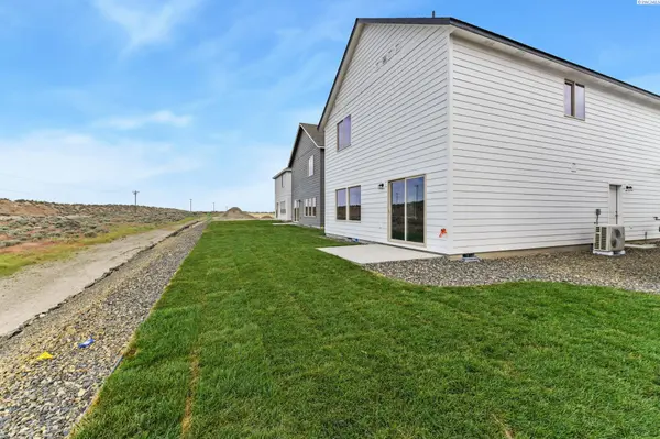 10490 W Clearwater Dr, Kennewick, WA 99336