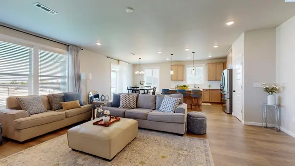 7788 Cardinal Peak Street, West Richland, WA 99353