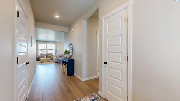 7788 Cardinal Peak Street, West Richland, WA 99353
