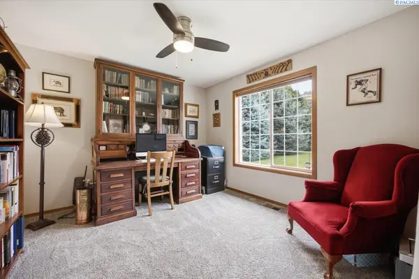 4101 Northlake Dr, West Richland, WA 99353
