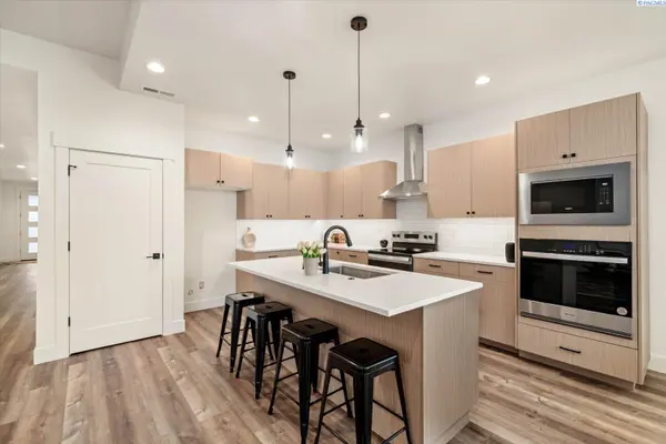 1102 Fairhaven Loop, Richland, WA 99352