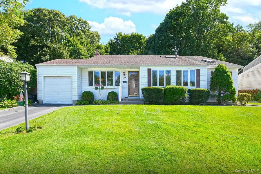 19 Court DR, South Huntington, NY 11746