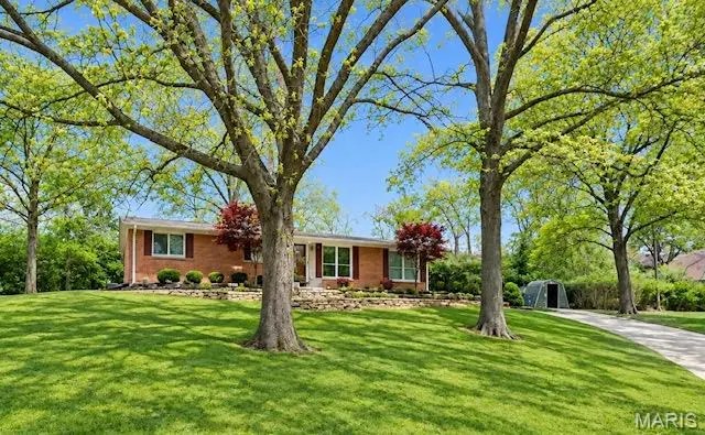 9 Green Garden DR, St Ann, MO 63074