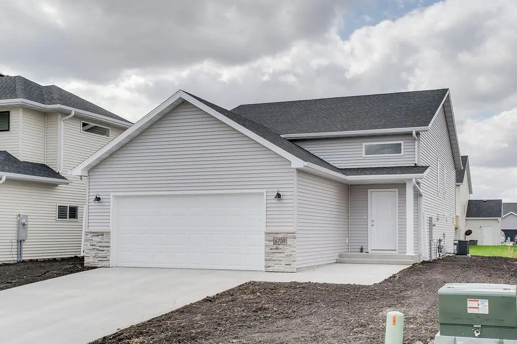 6739 Selkirk DR S, Fargo, ND 58104