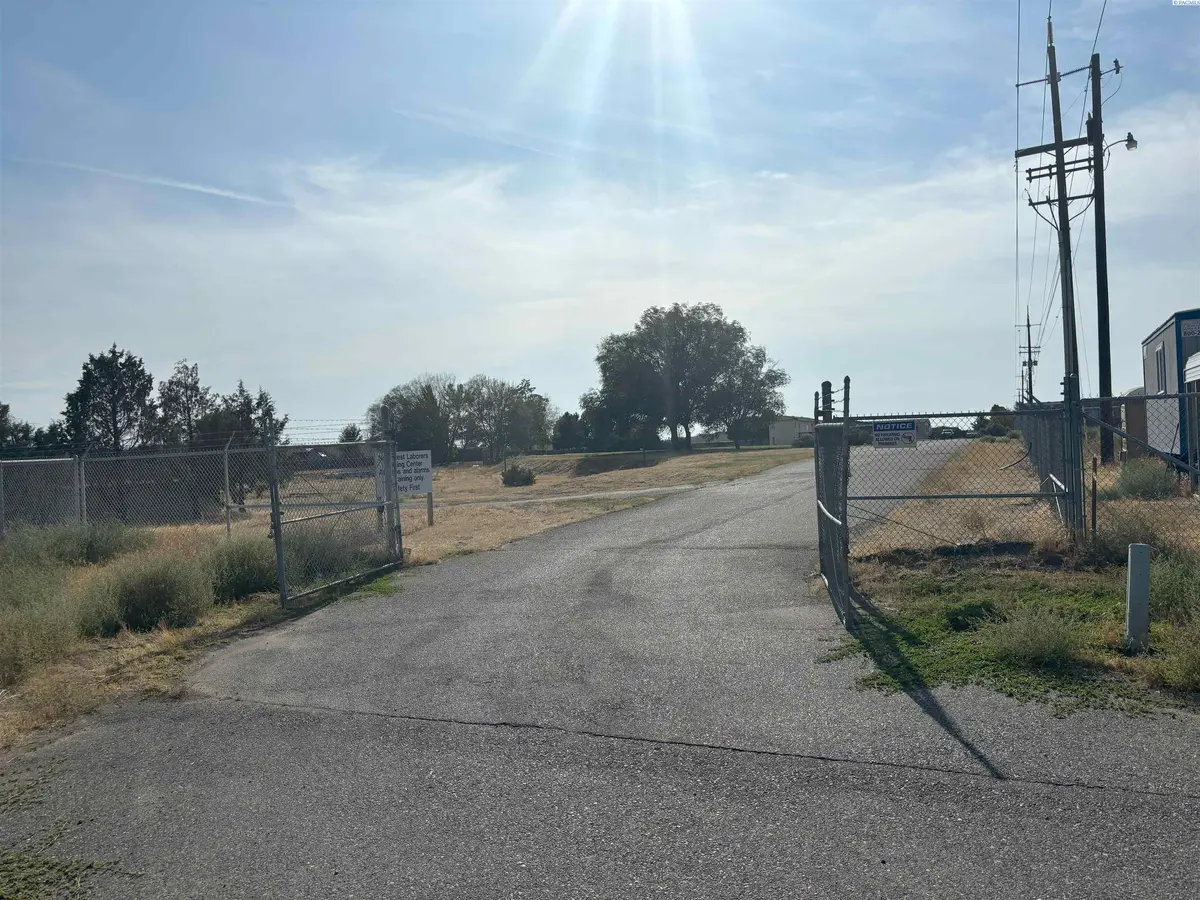 424 E Lewis, Pasco, WA 99301