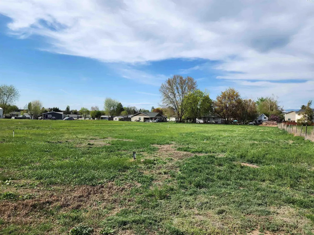 1712 W King St #Lot B, Grandview, WA 98930