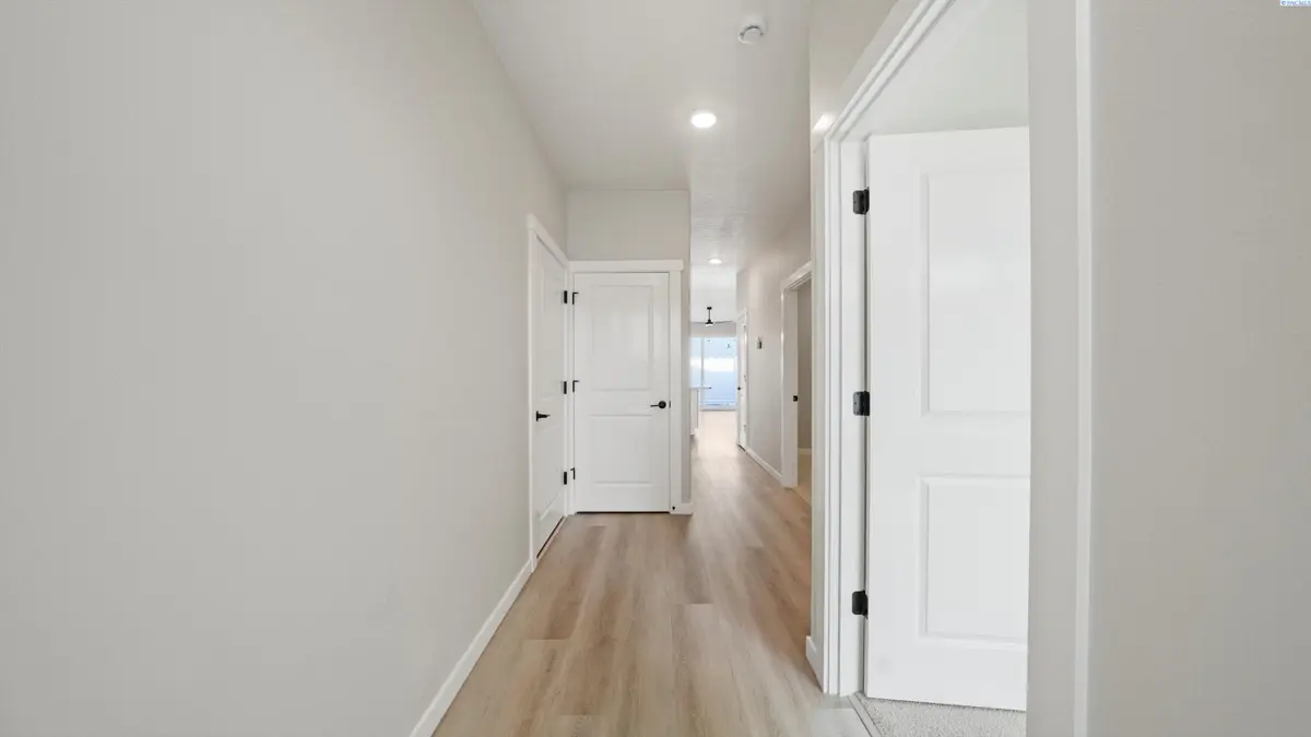 1374 Kalani Ct, West Richland, WA 99353