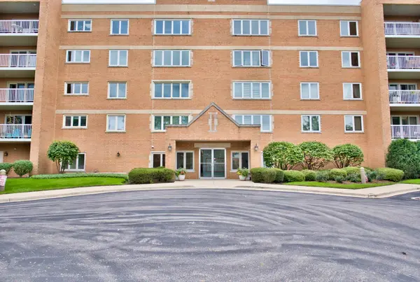 7450 N Waukegan RD #404, Niles, IL 60714