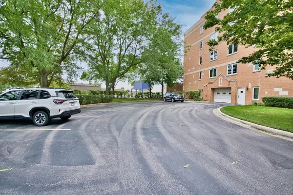 7450 N Waukegan RD #404, Niles, IL 60714