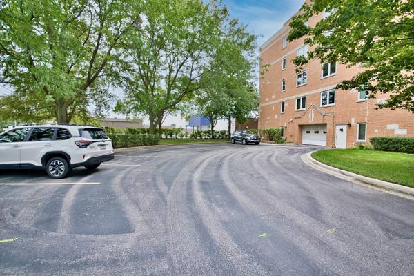7450 N Waukegan RD #404, Niles, IL 60714