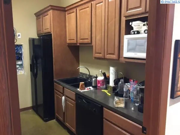 2381 Robertson Dr #B, Richland, WA 99354
