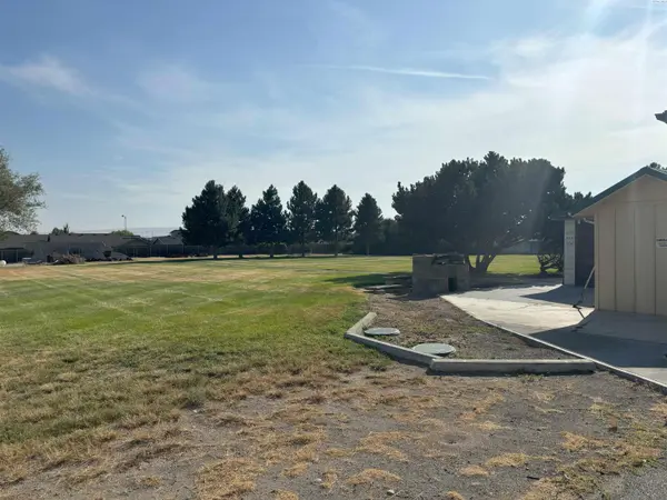 424 E Lewis, Pasco, WA 99301