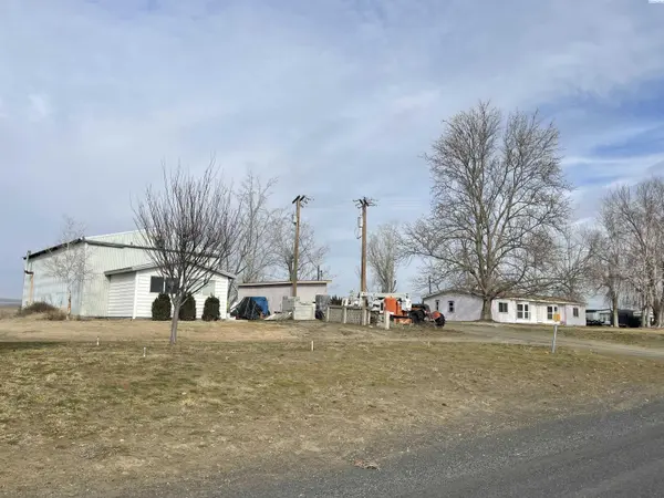 52704 E Christy Rd, Plymouth, WA 99346