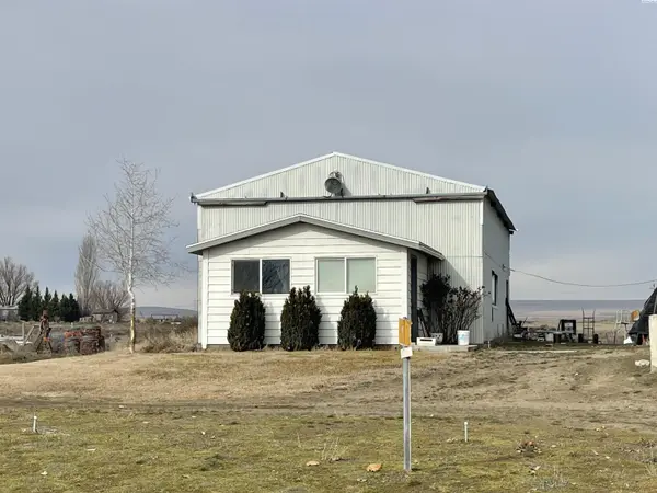 52704 E Christy Rd, Plymouth, WA 99346