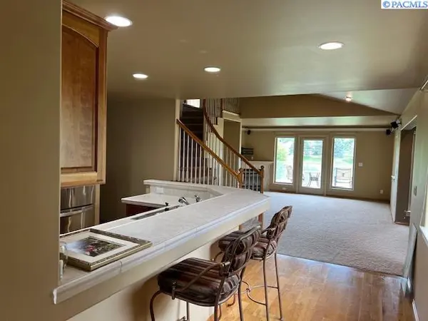 3710 W Canyon Lakes Dr #F-104, Kennewick, WA 99337
