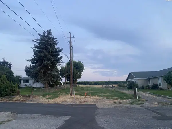1712 W King St #Lot B, Grandview, WA 98930