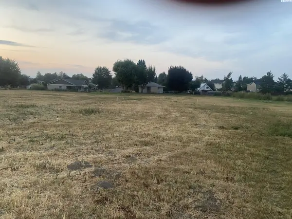 1712 W King St #Lot B, Grandview, WA 98930
