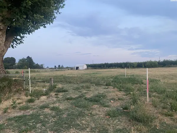 1712 W King St #Lot B, Grandview, WA 98930