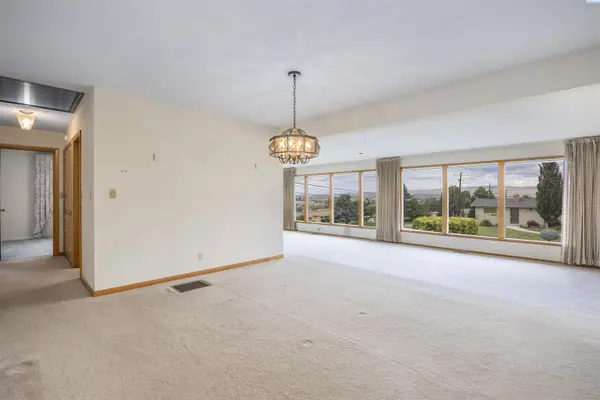 1235 Cherry Ave, Sunnyside, WA 98944