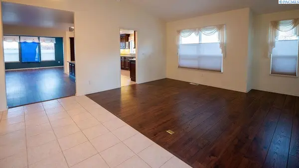 3400 S Huntington Loop, Kennewick, WA 99337