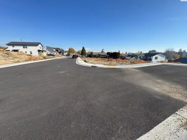 898 Ellen Ln, Zillah, WA 98953