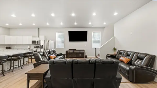 616 N Riverside Dr, West Richland, WA 99353