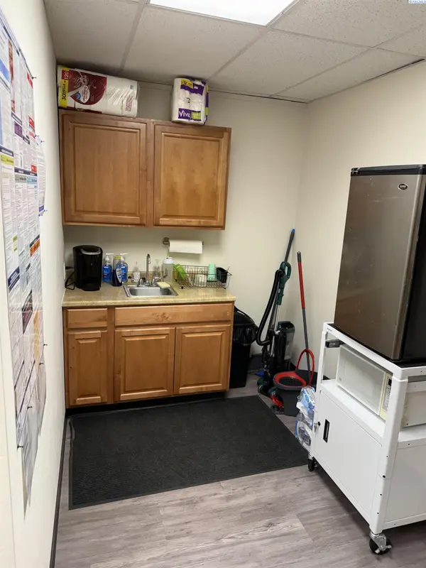 6855 W Clearwater Avenue, St I, Kennewick, WA 99336