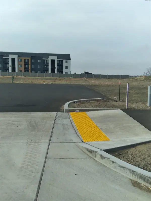 6402 Broadmoor Blvd, Pasco, WA 99301