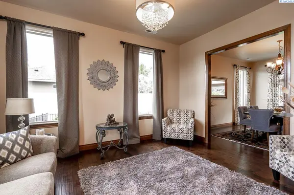 1633 Meadow Hills Dr, Richland, WA 99352