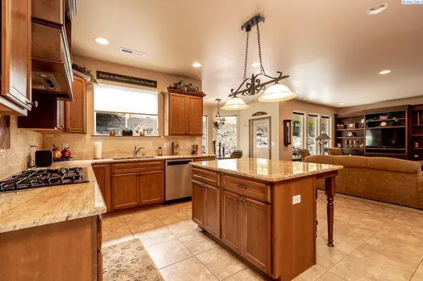 1633 Meadow Hills Dr, Richland, WA 99352