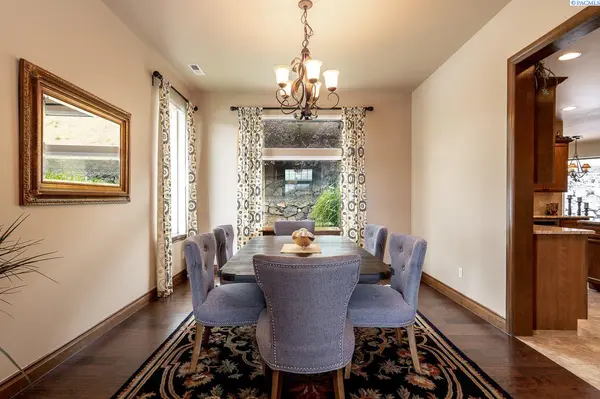 1633 Meadow Hills Dr, Richland, WA 99352
