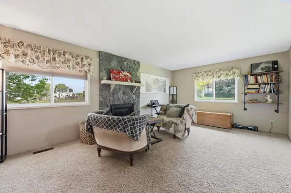 400 Charvet Rd, Grandview, WA 98930