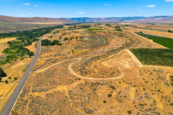 17011 Ahtanum Road, Yakima, WA