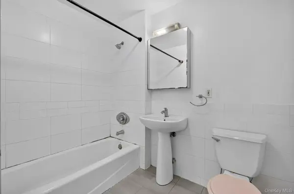 71-28 163rd ST #2A, Fresh Meadows, NY 11365