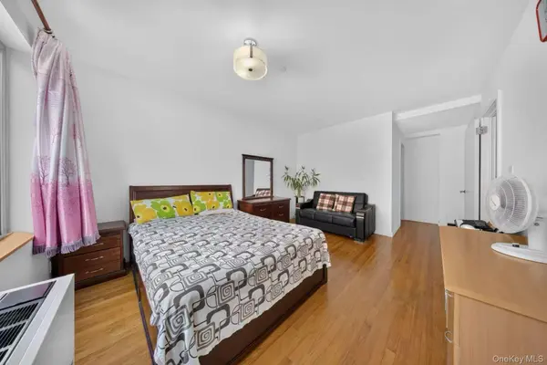 71-28 163rd ST #2A, Fresh Meadows, NY 11365